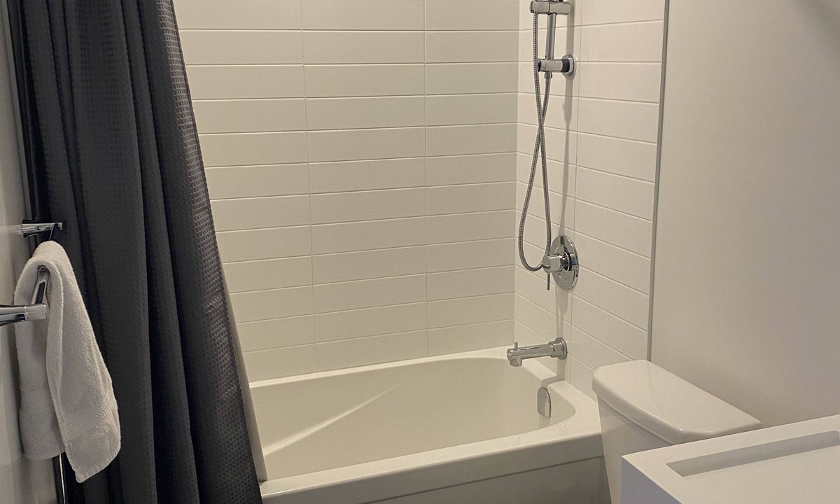 Regent Park House | Spacious 1+den Condo in the Heart of Downtown