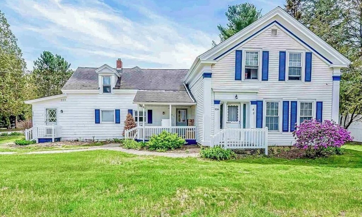 Colchester House | Spacious 2-story corporate rental duplex with large yard, 2 kitchens, fireplace