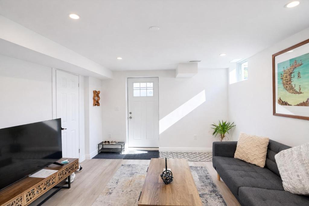 Scarborough Apartment | Spacious 2BR Basement w Parking -30 mins to Downtwn TO