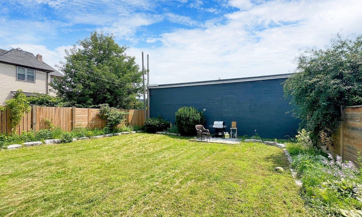Peterborough House | Spacious 2BR House with Netflix, BBQ, and Patio Near City Centre
