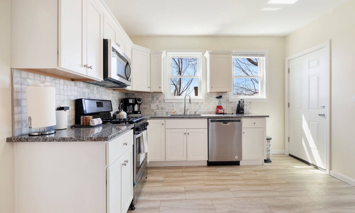 Dorchester Apartment | Spacious 2BR near UMASS | Savin hill | T Stop 3240