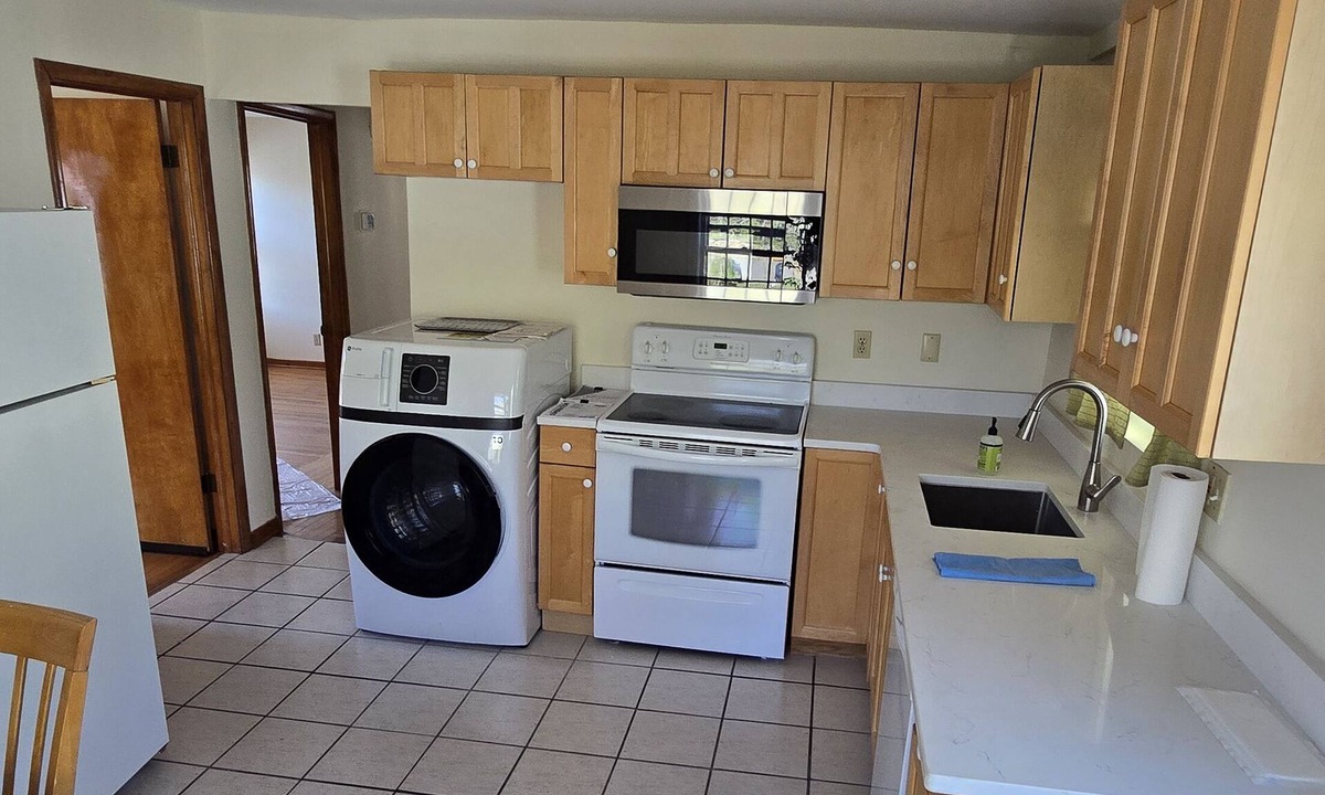Sandy Hook Apartment | Spacious 3-bedroom apartment with AC, WiFi in awesome Newtown