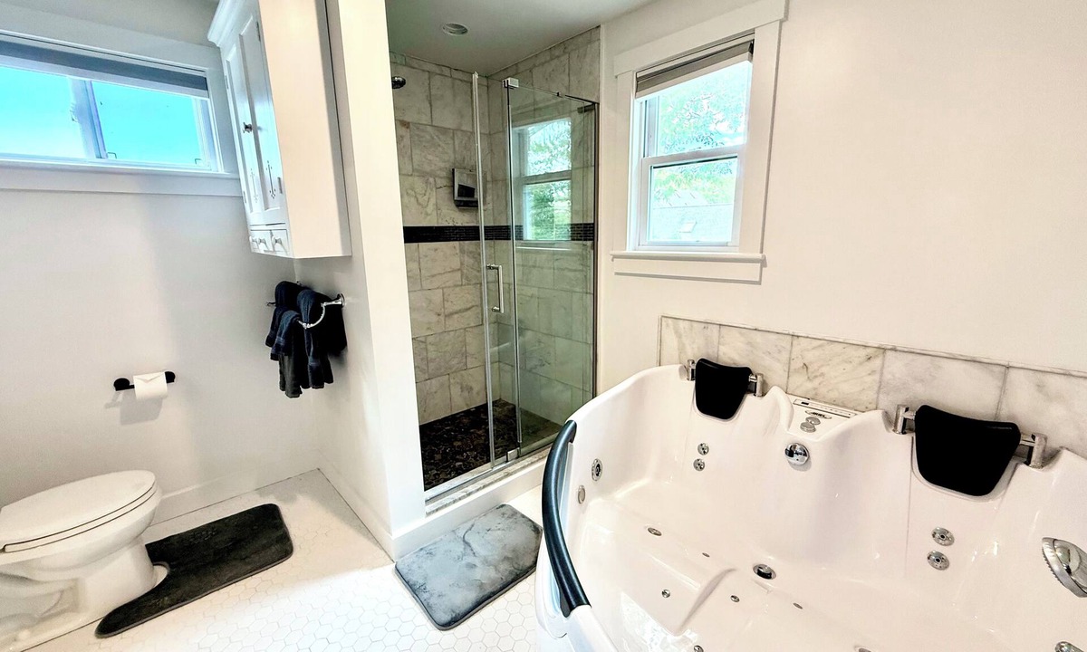 Vineyard Haven House | Spacious 3-bedroom building in peaceful Tisbury with AC