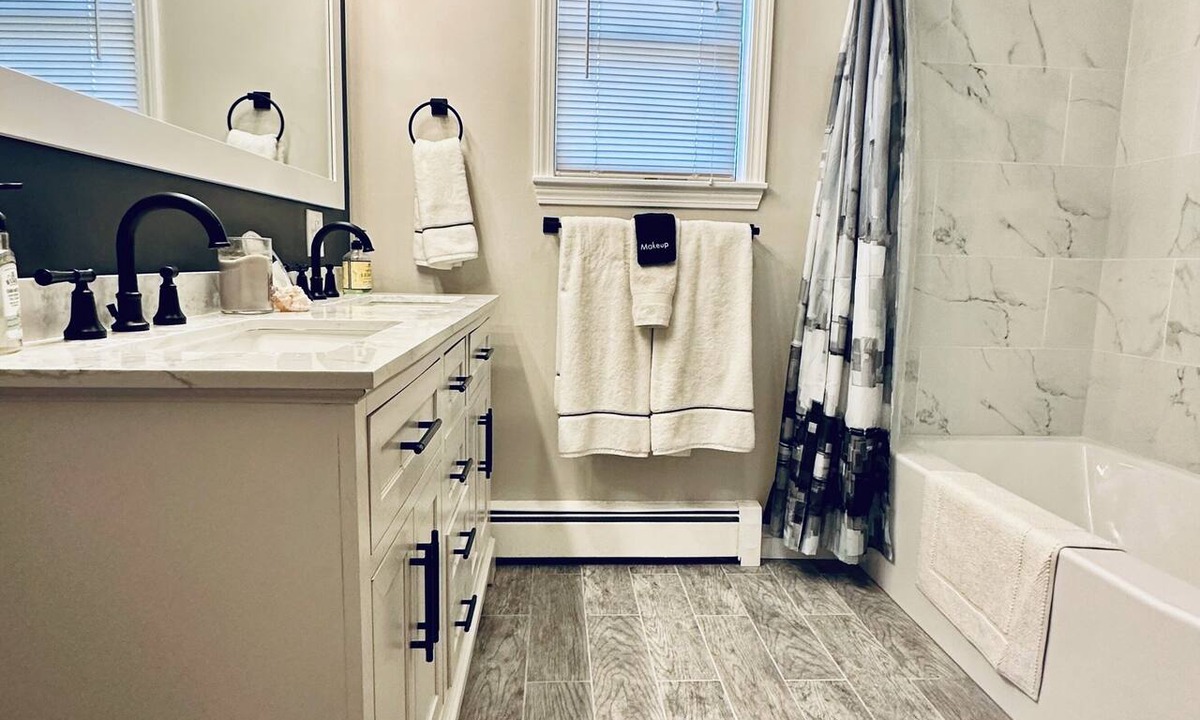 Beverly House | Spacious 3BR 1.5 Bath Coastal Home Walk to Beach & Rail