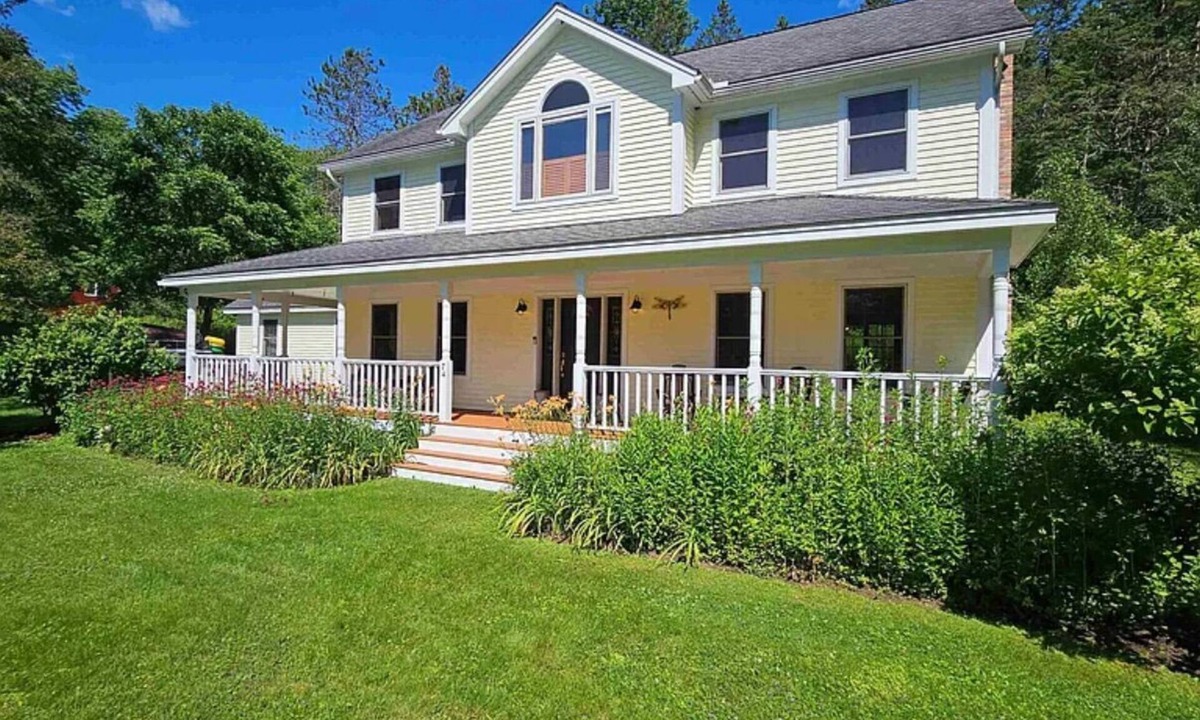 Waterbury Center House | Spacious 4 bed 2.5 bath Modern Colonial in Waterbury Center