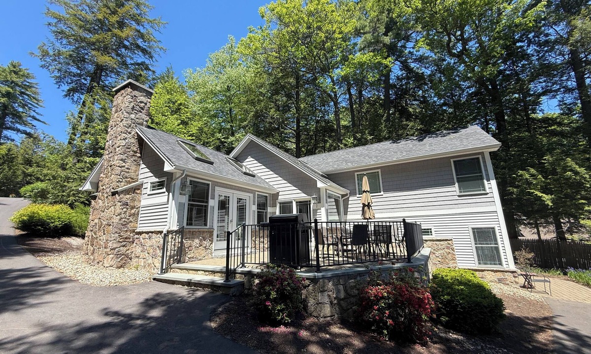 Gilford House | Spacious 4-bedroom house in charming Gilford on Lake Winnipesaukee.