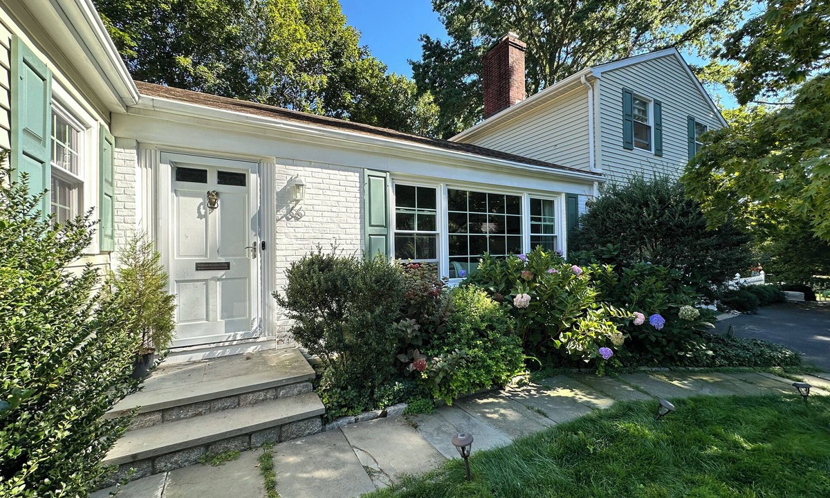 Greenwich House | Spacious 4-bedroom Ranch Home in Central Greenwich with big fenced in yard