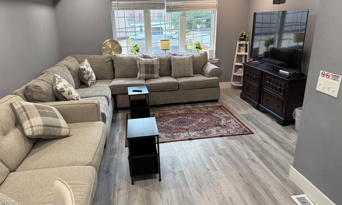 Passyunk Square House | Spacious 4-bedroom 3 story house with Roof top deck Philly skyline view