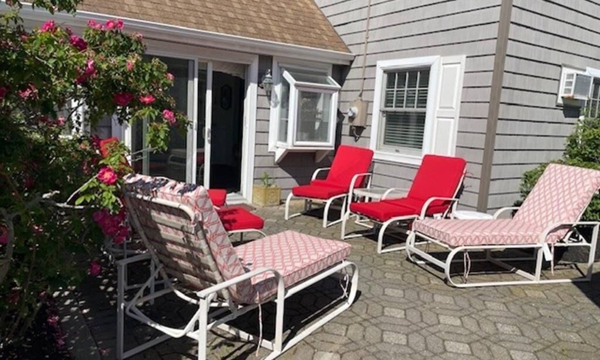 The Dunes House | Spacious 4BR House in Charming Haven Beach 1 Block from the Ocean