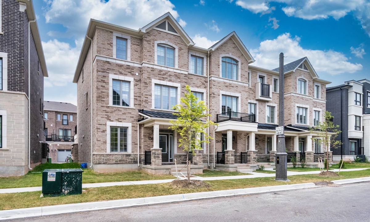 Oakville House | Spacious 4BR Oakville Townhome with Free Parking