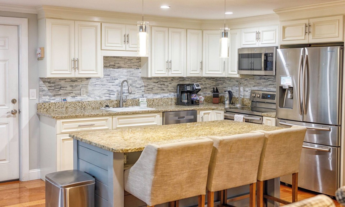Barnstable House | Spacious 5-bedroom house with Backyard Fun