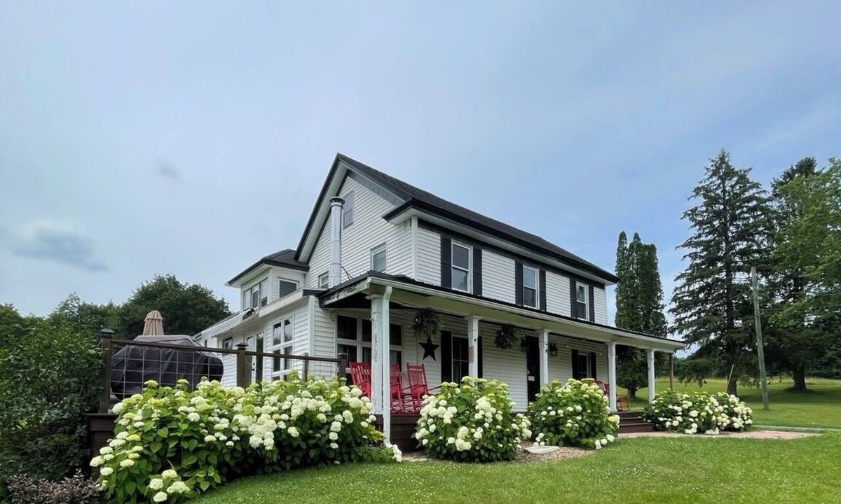 Pittsfield House | Spacious 5BR Farmhouse Sleeps 10 Perfect for Families Near Two Lakes