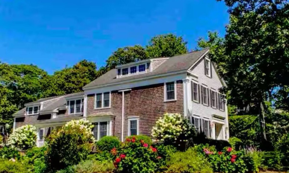 Tisbury House | Spacious 5BR Vineyard Haven Home - Walk to Town, Bike to Tashmoo - Sleeps 10!