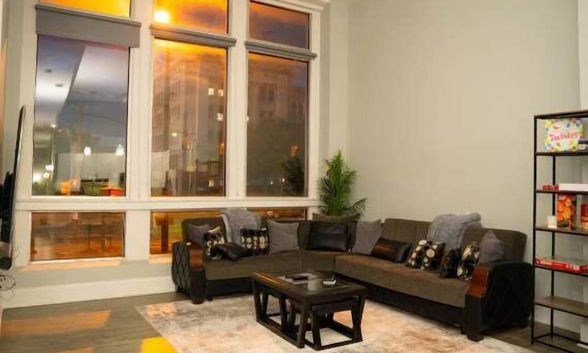 Downtown Baltimore Apartment | Spacious 6BR/6BA Downtown Bmore Retreat + Parking
