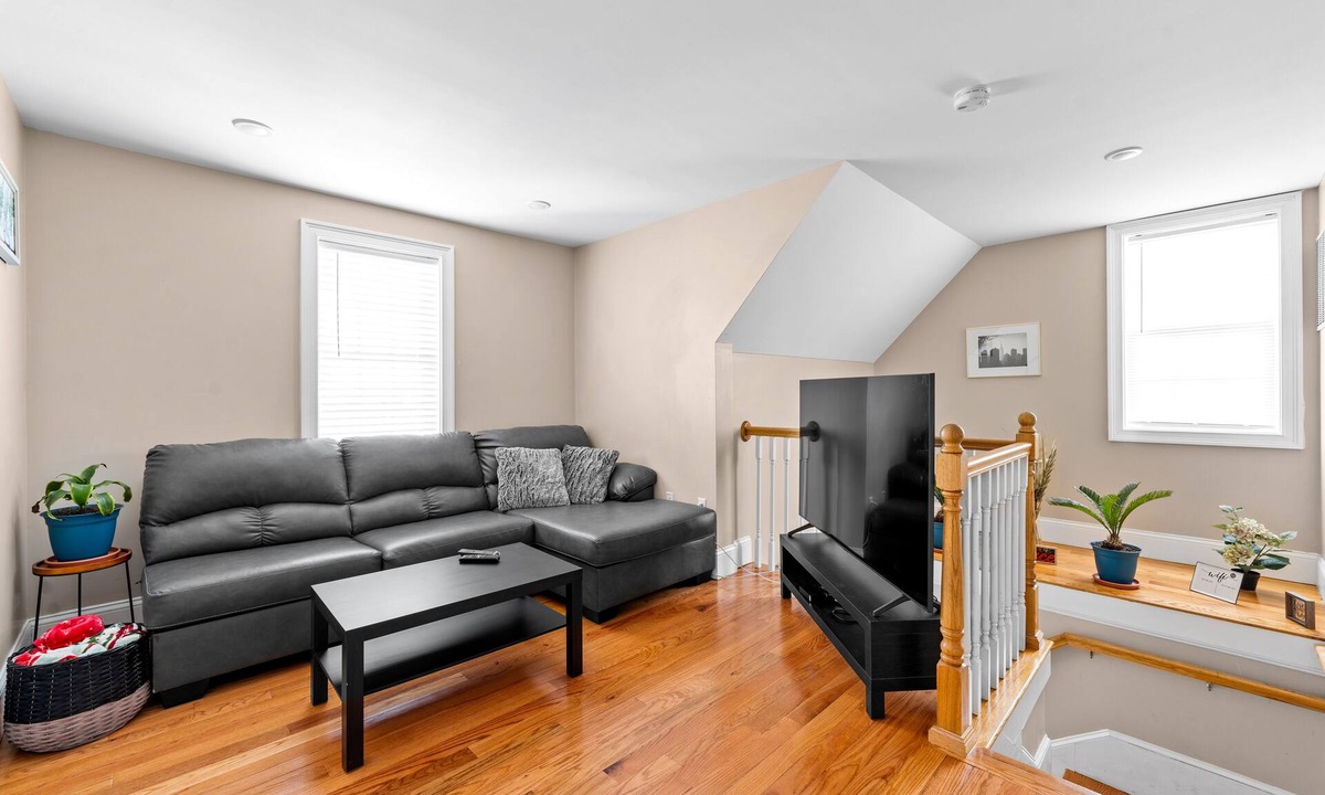 Quincy Apartment | Spacious 6BR Quincy Beach Near Boston Family Vacation & Pet-Friendly 555