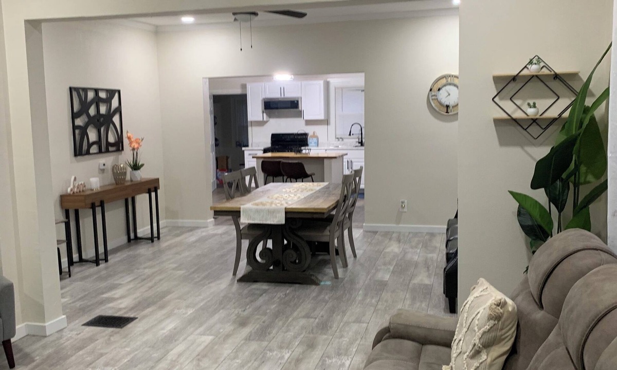 Rochester House | Spacious 6BR Retreat Near Downtown, Hospitals & Colleges