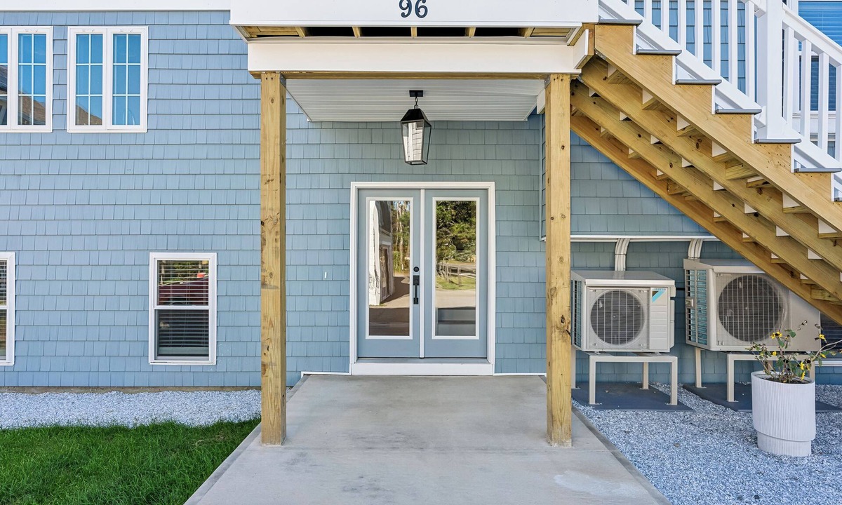 Scarborough House | Spacious 7-bedroom house with WiFi and AC in fabulous Pine Point Scarborough
