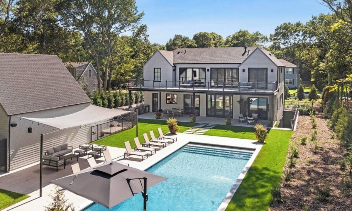 East Hampton North House | Spacious 8-bedroom NEW Construction house in East Hampton