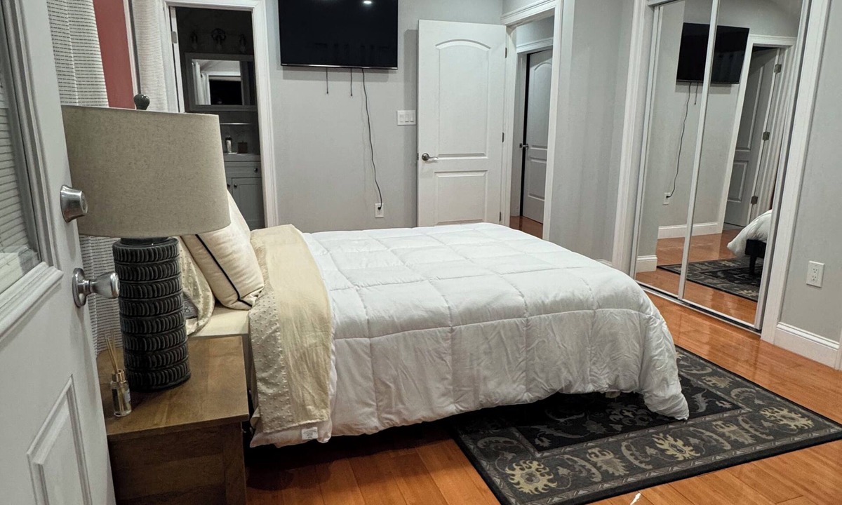 Queens House | Spacious and modern 3BR/2BA Retreat with A/C – Minutes from Airports & the City
