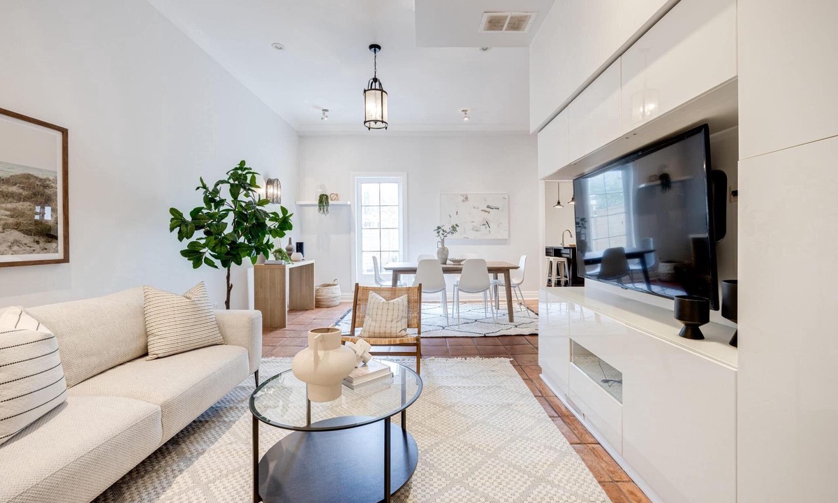 Leslieville House | Spacious and Charming Modern 3-bedroom house in Leslieville w/Hot Tub