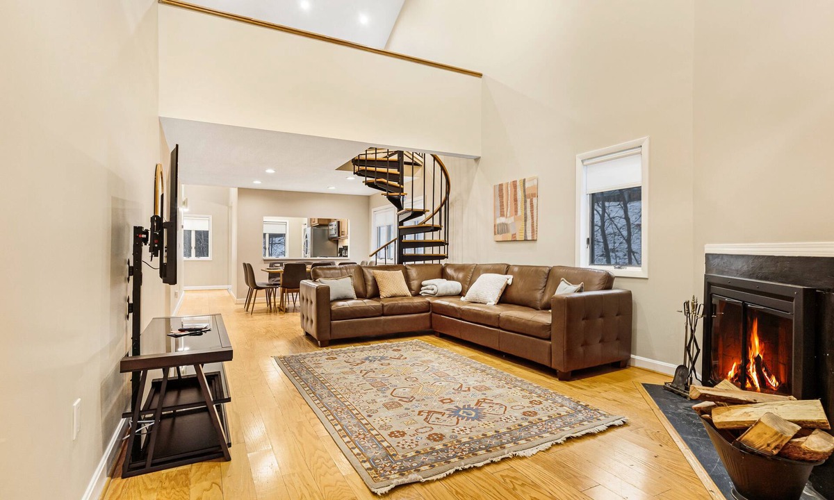 West Dover House | Spacious and Comfortable 4+2 bedroom chalet With private Hot Tub and Sauna