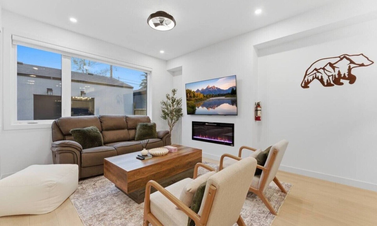 Renfrew House | Spacious Calgary Home | Rooftop Views | Sleeps 10