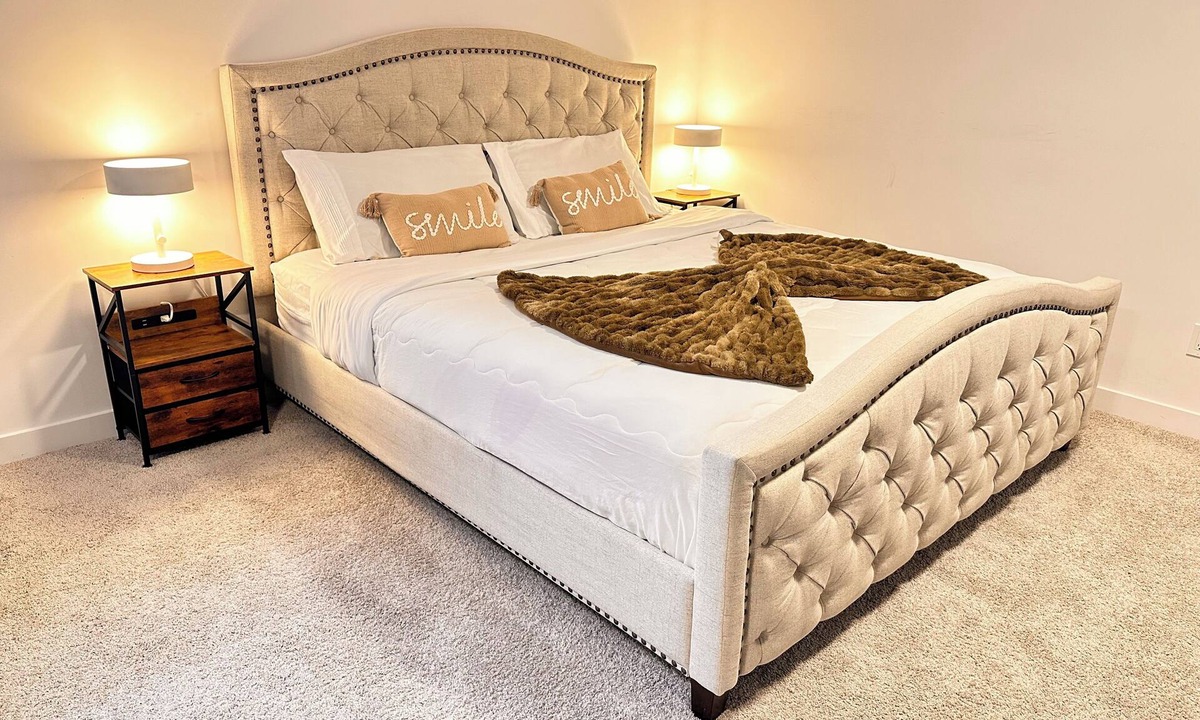 Clarence-Rockland House | Spacious & Cozy Suite - Private Bath-King Bed-Parking in Rockland/Ottawa