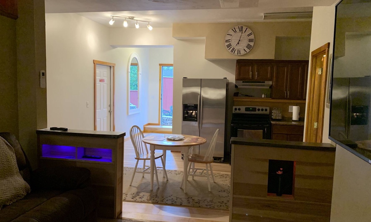 Tiverton Apartment | Spacious Cozy Fully equipped and updated 1 BR Apt
