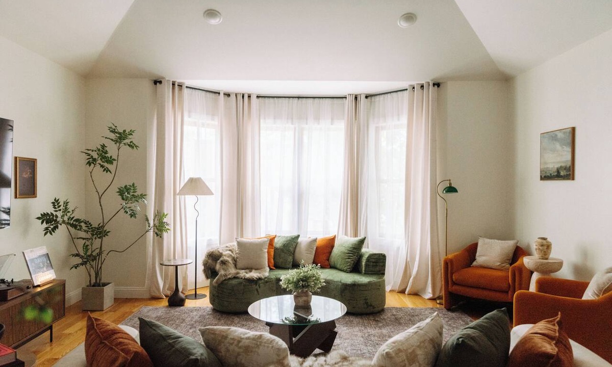 West Side House | Spacious Designer Large Home Near NYC with, Private Balcony, Fast Wifi Sleeps 12