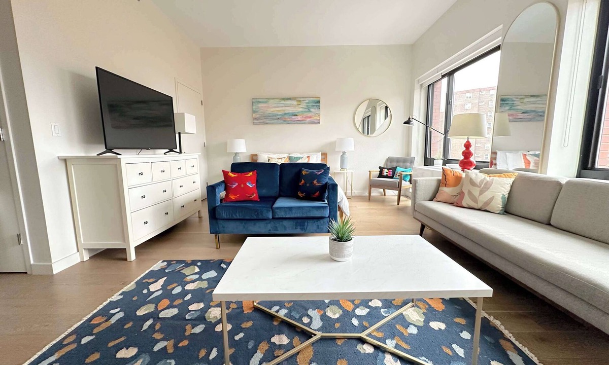 Ukrainian Village Apartment | Spacious East Village Studio - Luxury Elevator Doorman Building - Gym - Laundry - Lounge -Rooftop