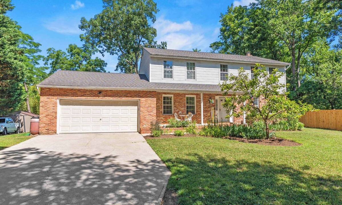 Parole House | Spacious Edgewater Home Deck & Sleeps 8