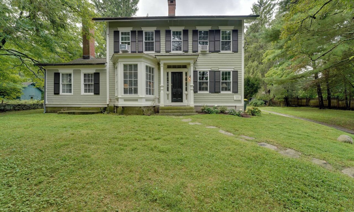 Weston House | Spacious Family Home in Weston: Yard + Patio
