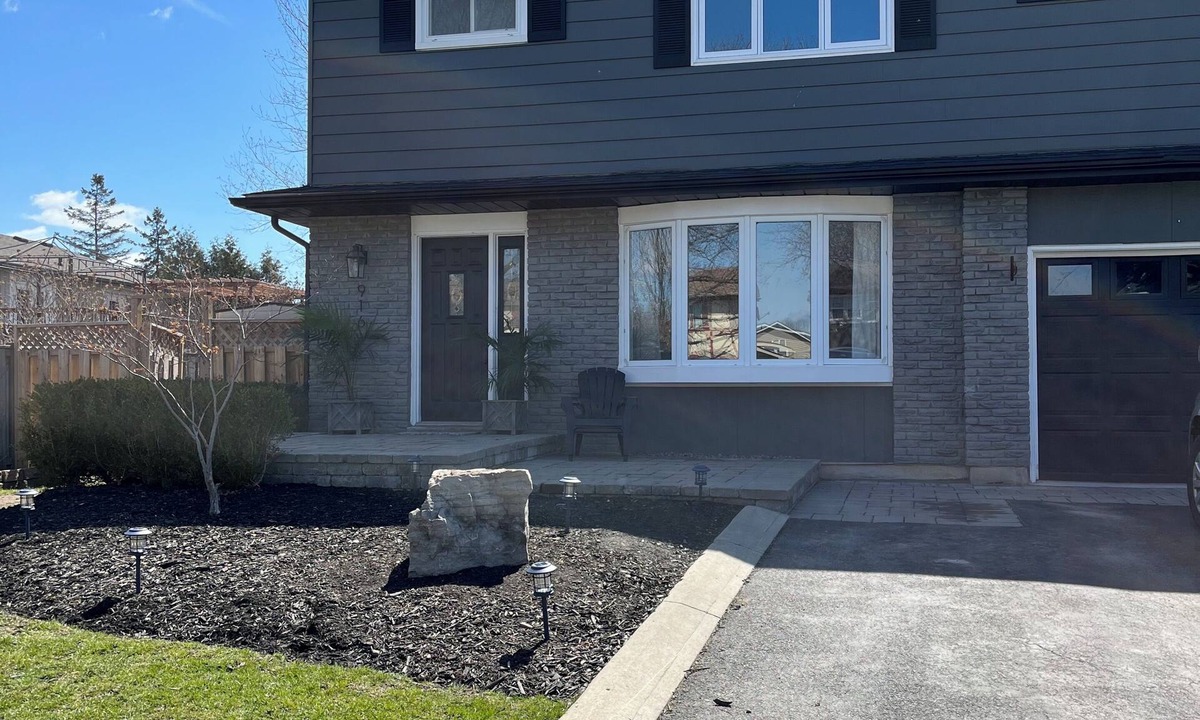 Halton Regional Municipality House | Spacious Family Home Quiet Street Dining & Shops Nearby 20 Mins to Airport