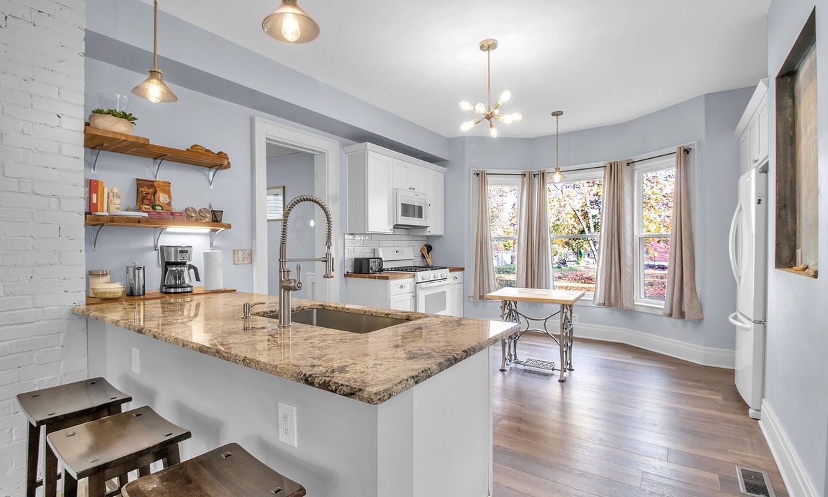 Buffalo House | Spacious Historical Home by Parks, Shops, 4bd 2ba Save Weekly & monthly.