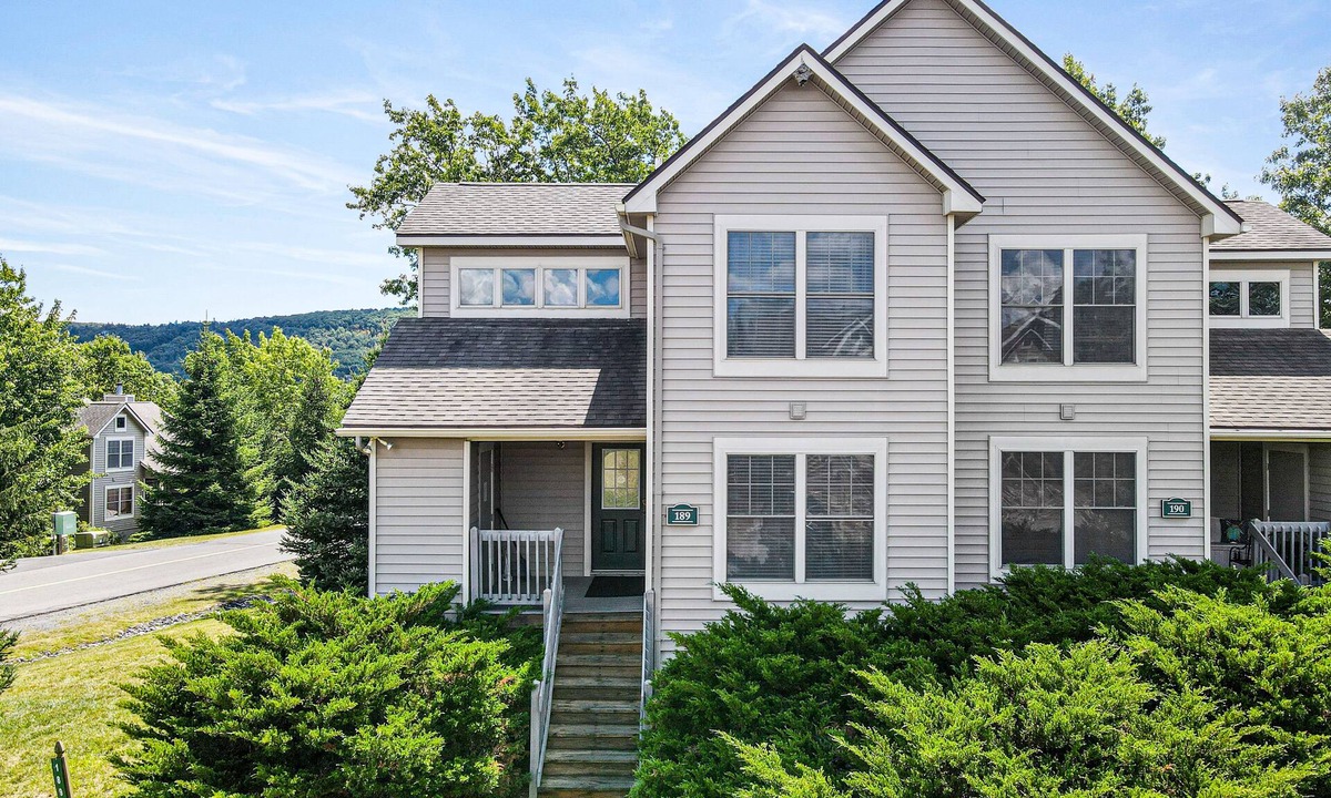 Tannersville House | Spacious home close to slopes with central AC, wood fireplace, & deck