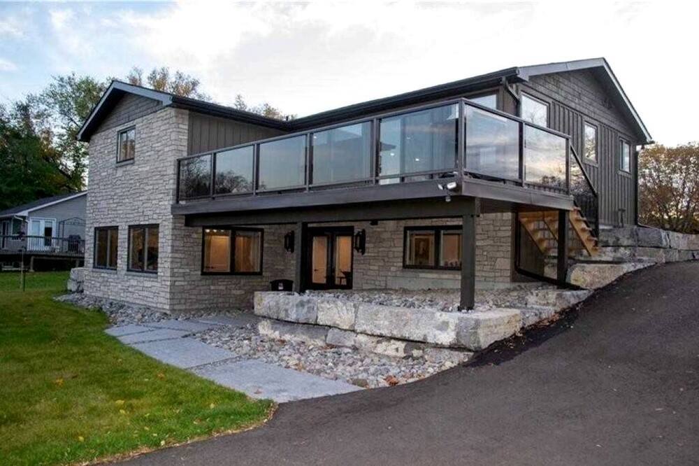 Selwyn Cottage | Spacious Lakefront Cottage with Private Boat Launch on Chemong Lake, Near Peterborough, Ontario