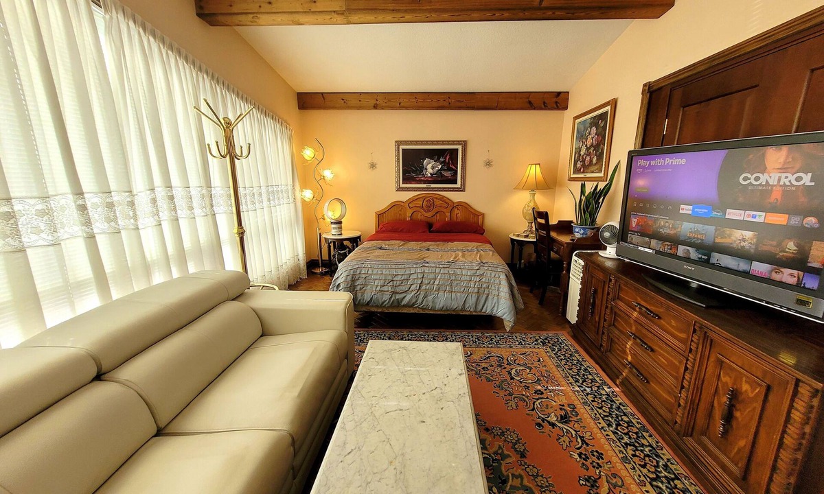 Humber Summit House | Spacious Lotus Room in A Stunning Chalet Style Home - YYZ