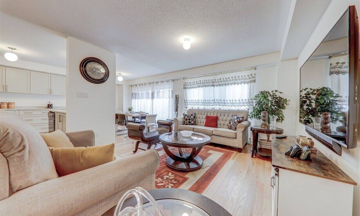 Clarington House | Spacious Modern 4BR Home | Family & Group Getaway, a minute walk to Lake Ontario