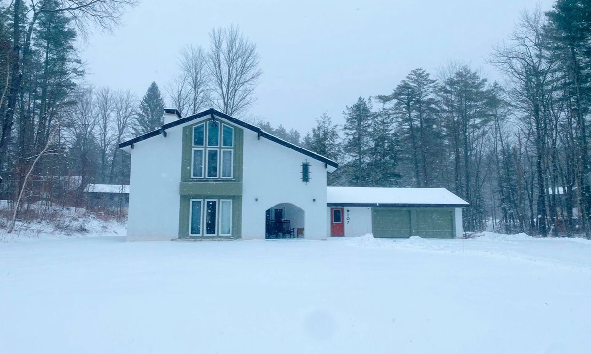 Londonderry House | Spacious mountainside retreat - Fireplaces, New kitchen, Great for groups