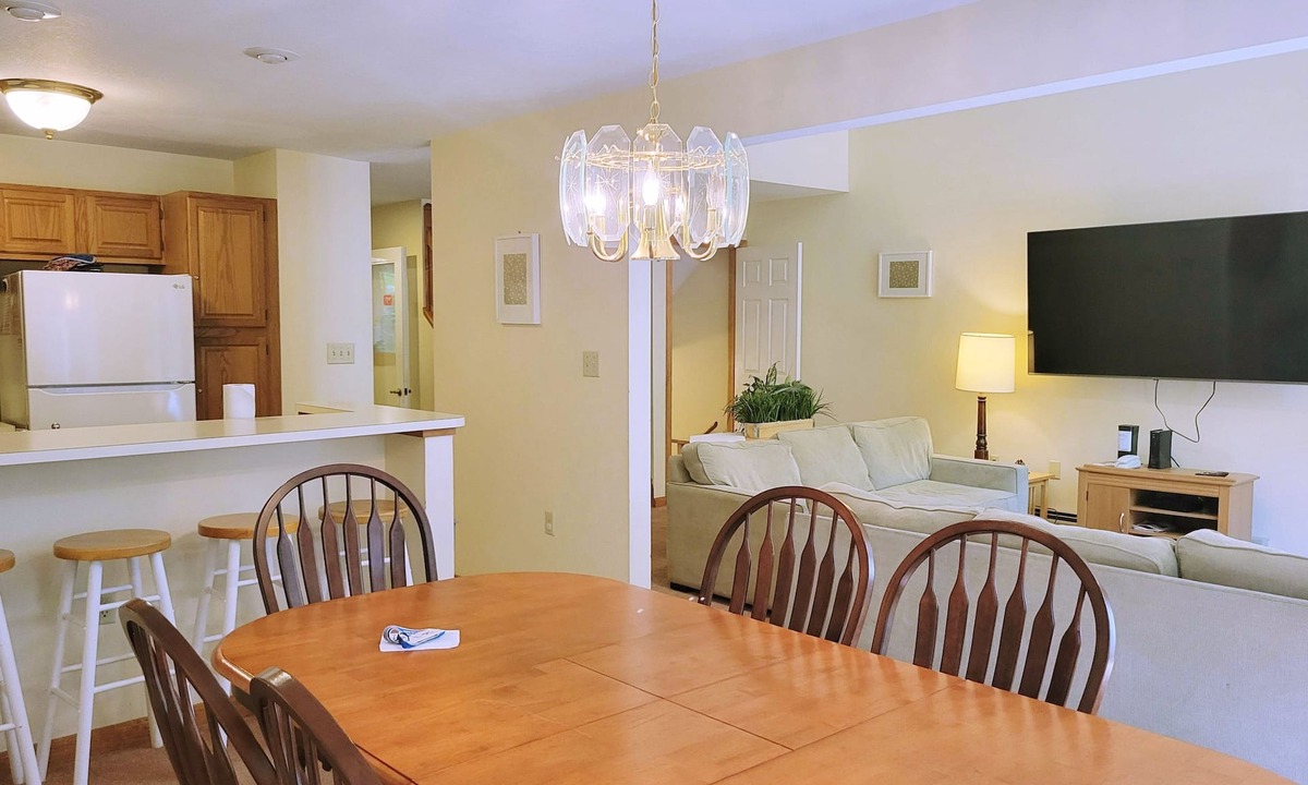 Lincoln House | Spacious, multi-level, AC/FP, pet-friendly, swim club. F2603 by LRS