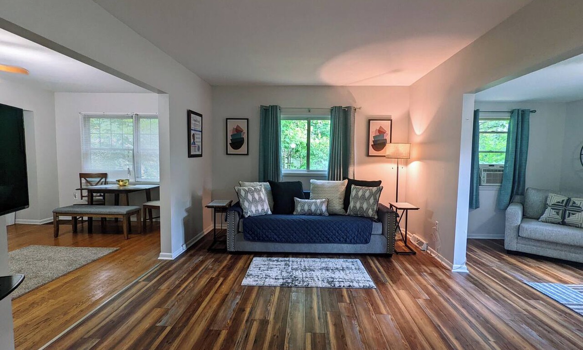 Mattydale Apartment | Spacious one bedroom apartment 15 mins from SU and Upstate