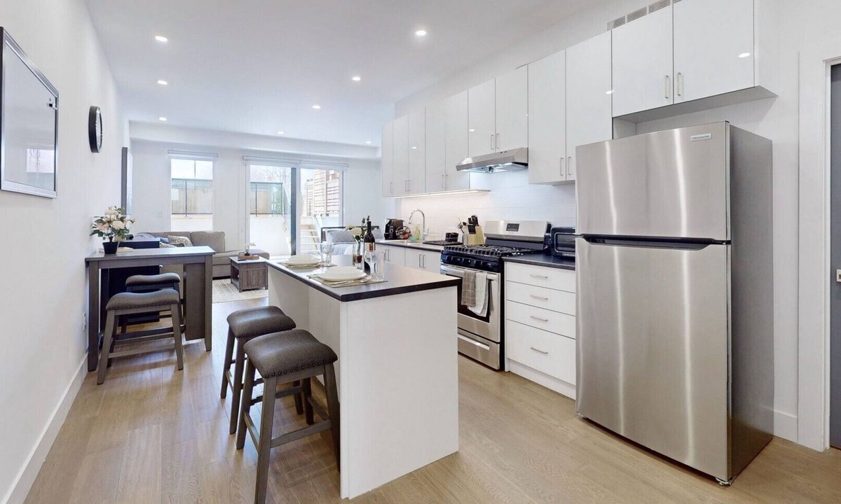 Alderwood Apartment | Spacious studio 15min to city center & Airport (FREE PARKING)
