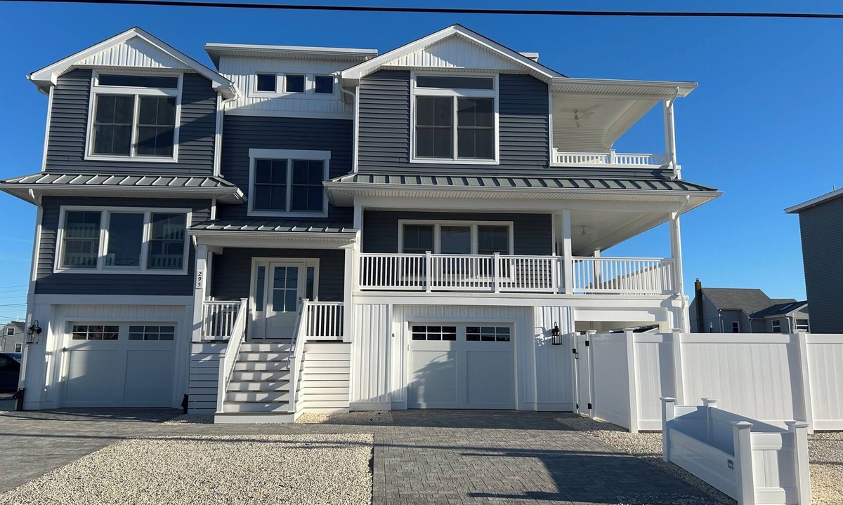 Surf City House | Spacious Surf City Home with Pool, AC, Linens