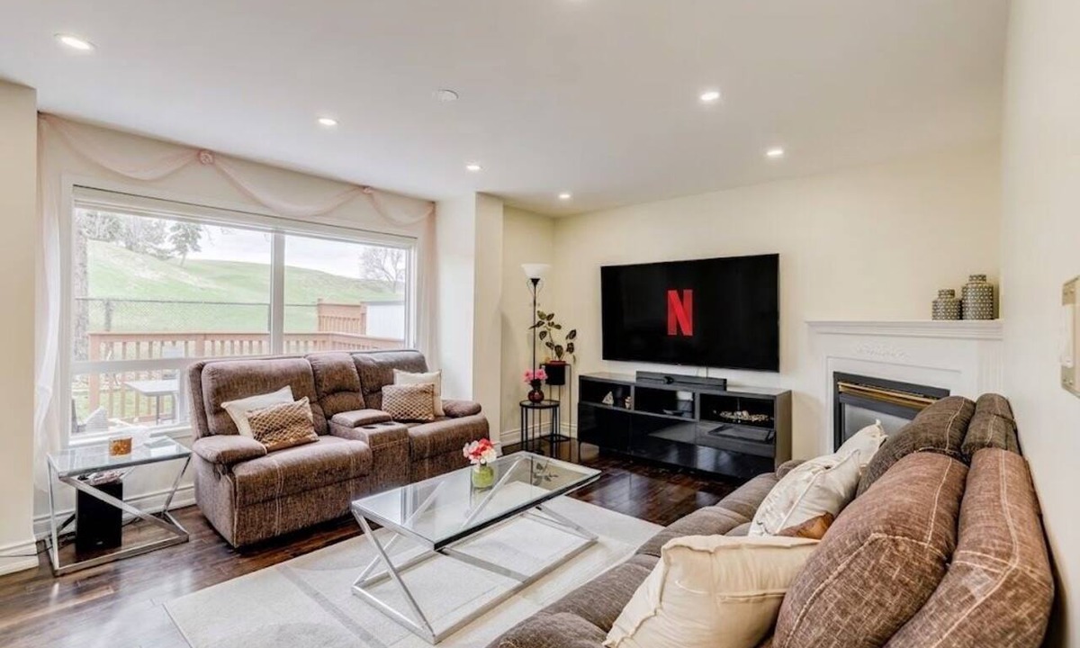 East Credit House | Spacious Upscale 4BR Detached Retreat with Parking