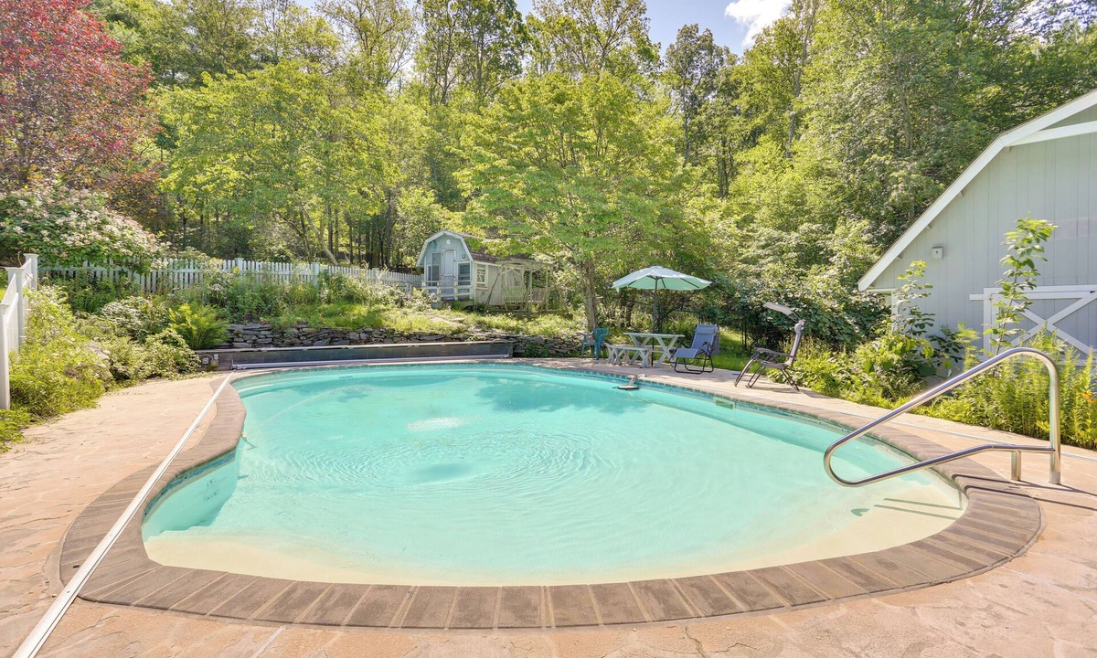 Sparrow Bush House | Sparrow Bush Retreat w/Pool & Screened Porch