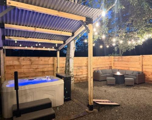Hudson Apartment | Speakeasy Hot Tub Escape | Pet-Friendly | Hudson NY