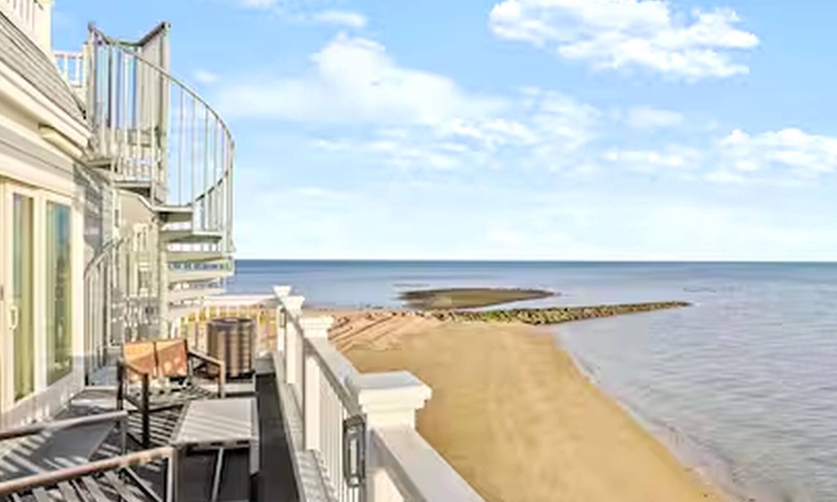 Fairfield House | Spectacular direct waterfront with rooftop hot tub 360 degree views.