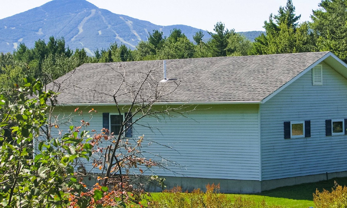 Jay House | Spectacular dog-friendly home with kitchen, gas grill, patio & board games