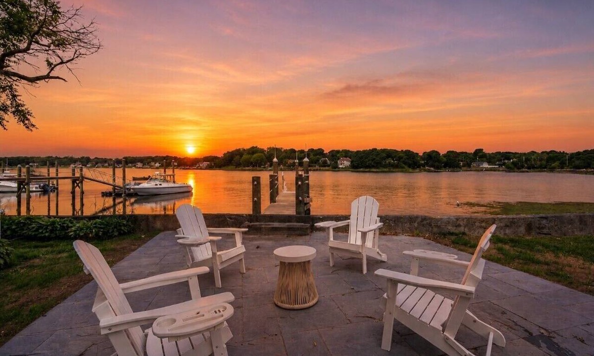 Swansea House | SPECTACULAR SECLUDED WATERFRONT RETREAT WITH PRIVATE DOCK