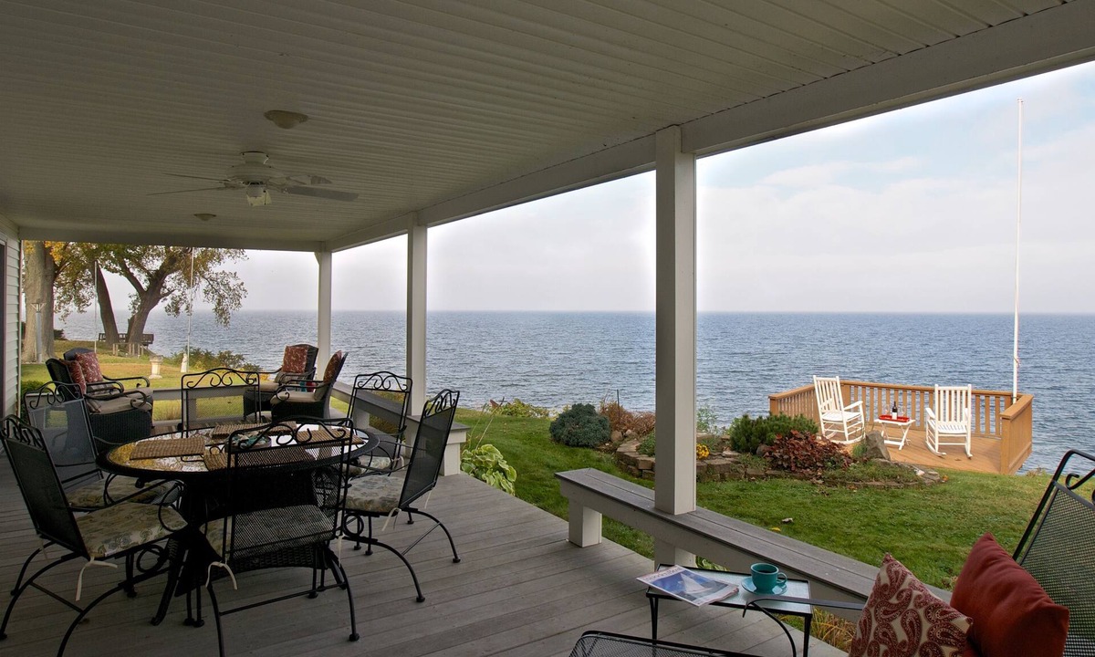 Olcott Cottage | Spectacular Views! Near Niagara Falls NY! 5 Star! Breathtaking Sunsets!